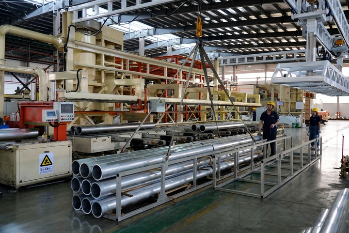 生產車間內工人正在作業。陸勁松 攝.jpg