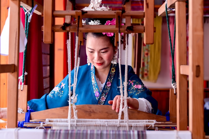 石柳莎在織布機前織布。李歆 攝.jpg