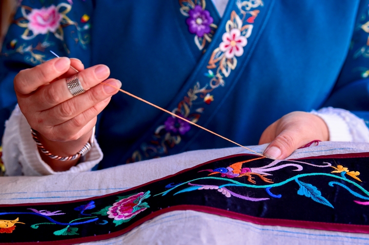 石柳莎 一針一線開啟刺繡的畫卷。 李歆 攝 .jpg