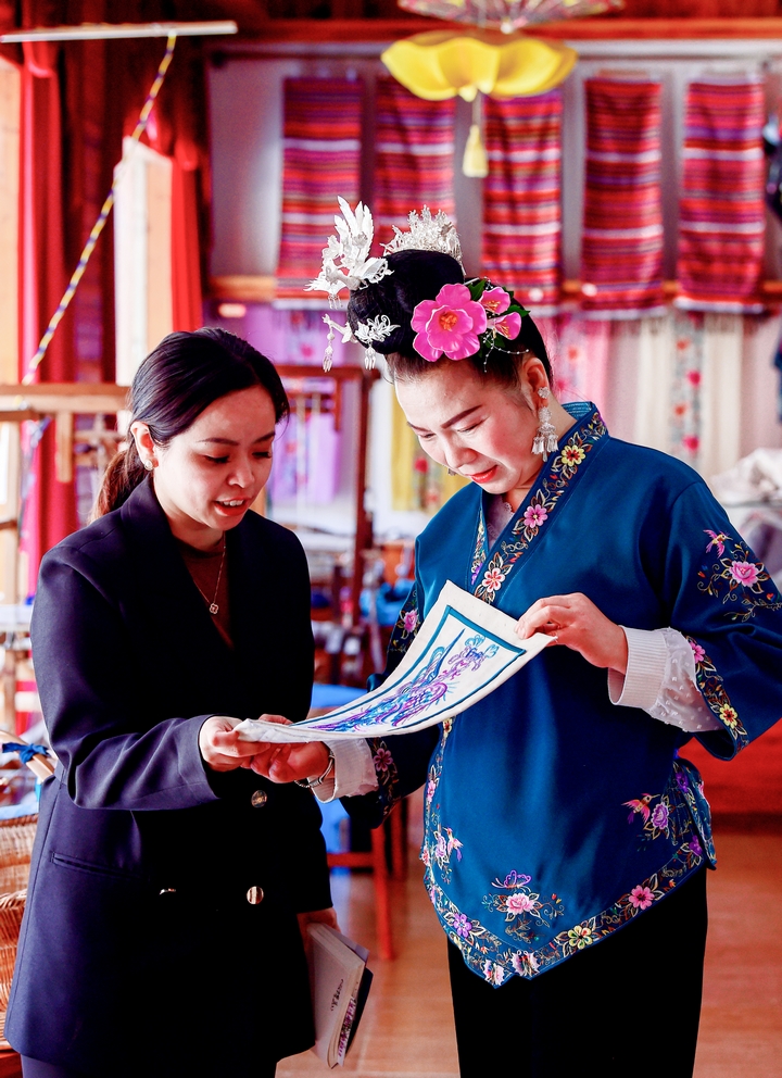 石柳莎給記者在展示刺繡技藝 李歆 攝 .jpg