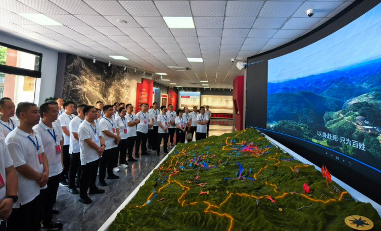 觀看紀實片《豐碑永駐·浩氣長存》。