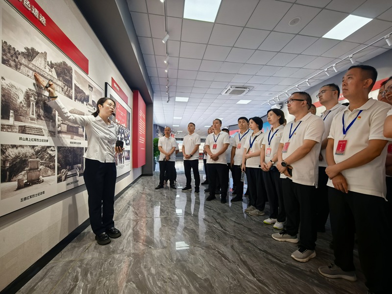 講解員介紹紅軍在石阡的戰斗故事。