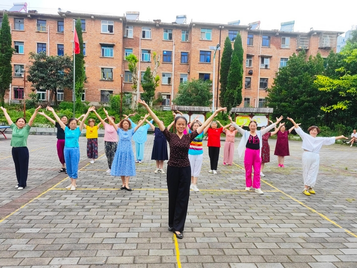 暑期公益課堂老年廣場舞班。陳熙 攝.jpg