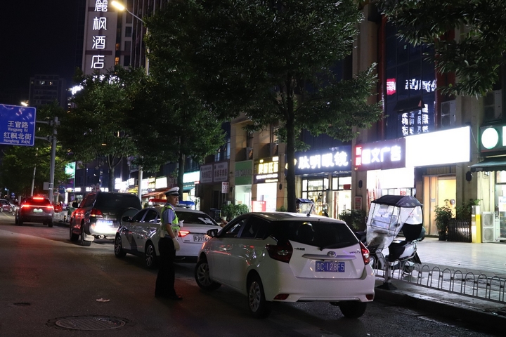 交警引導市民在路邊臨時停車位停車。張弘揚 攝.jpg