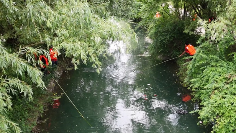 河道垃圾清理專項行動。