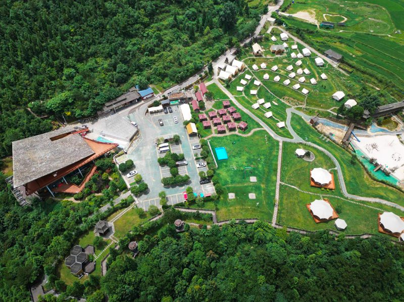 擾繞露營基地。