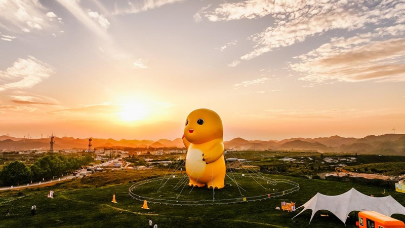 貴陽云頂暮曙公園巨型奶龍。