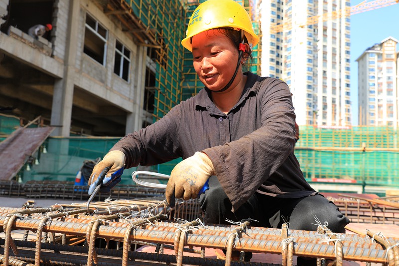 建筑工人正在忙碌施工。