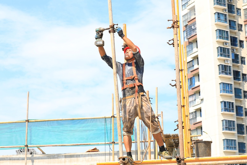 建筑工人正在忙碌施工。