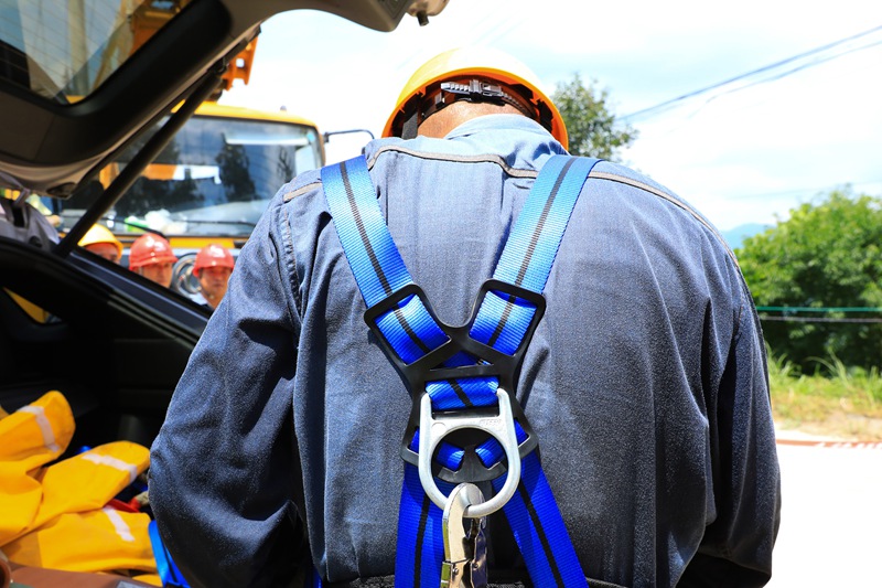 電力工人的汗水浸透了衣衫。