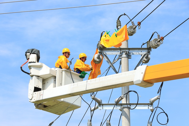 劍河供電局作業人員正在開展帶電作業。