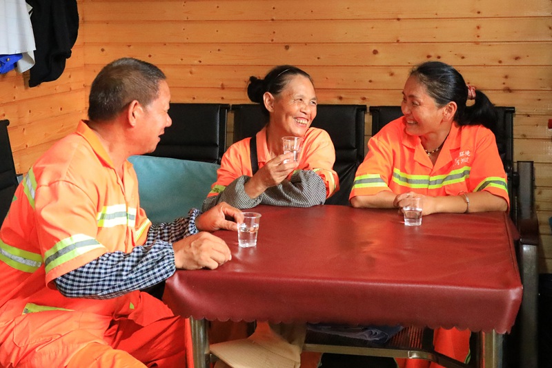 環(huán)衛(wèi)工人在戶外勞動(dòng)者綜合服務(wù)站喝水休憩。