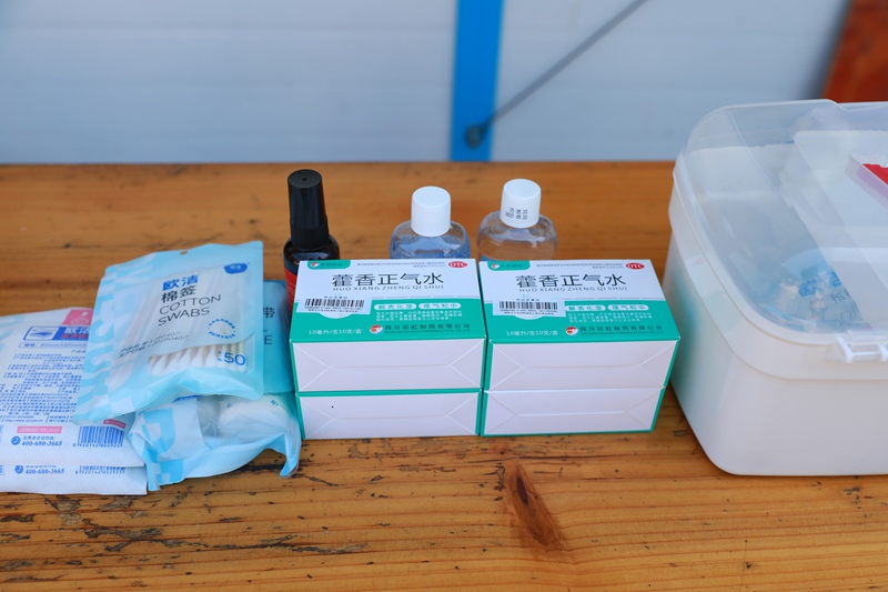 建筑工地為工人們提供的防暑藥品。劉夢攝