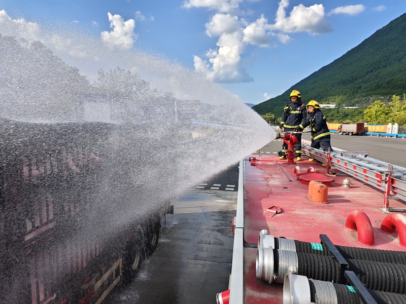 緊急噴淋降溫。