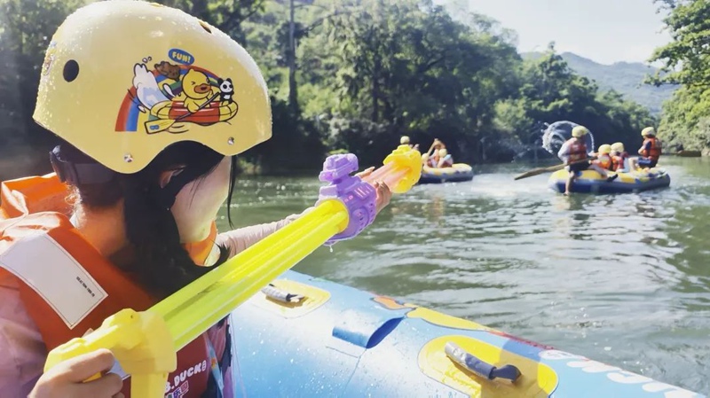 圖為黃果樹×B.Duck小黃鴨多彩漂流樂園。
