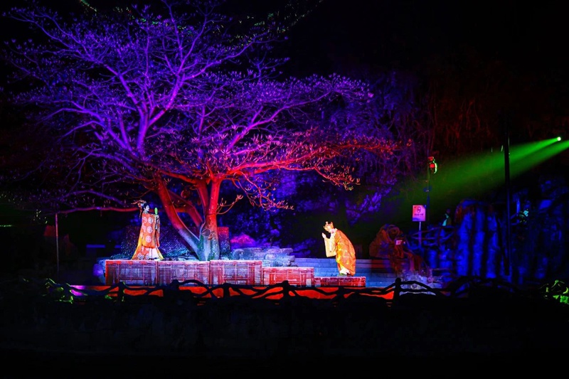 圖為瀑布自然景觀與燈光藝術(shù)新場景。