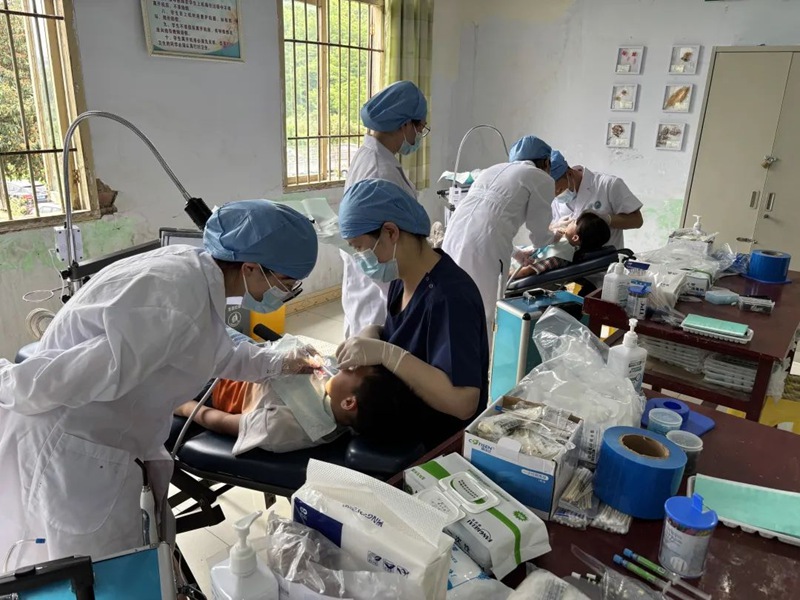 貴陽市口腔醫(yī)院幫扶團隊開展窩溝封閉公益活動。