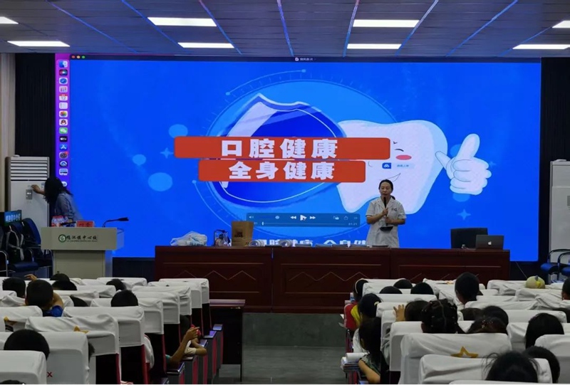 貴陽市口腔醫(yī)院種植科副主任醫(yī)師徐莉亞開展窩溝封閉公益活動。