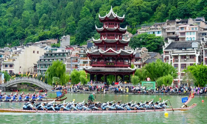鎮(zhèn)遠古城龍舟盛宴。