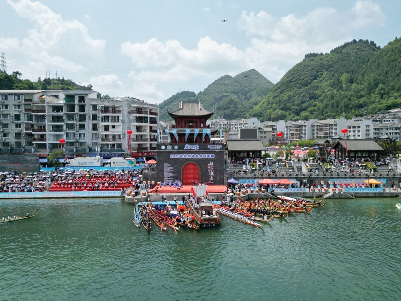 貴州省龍舟冠軍賽開幕。吳賢和攝