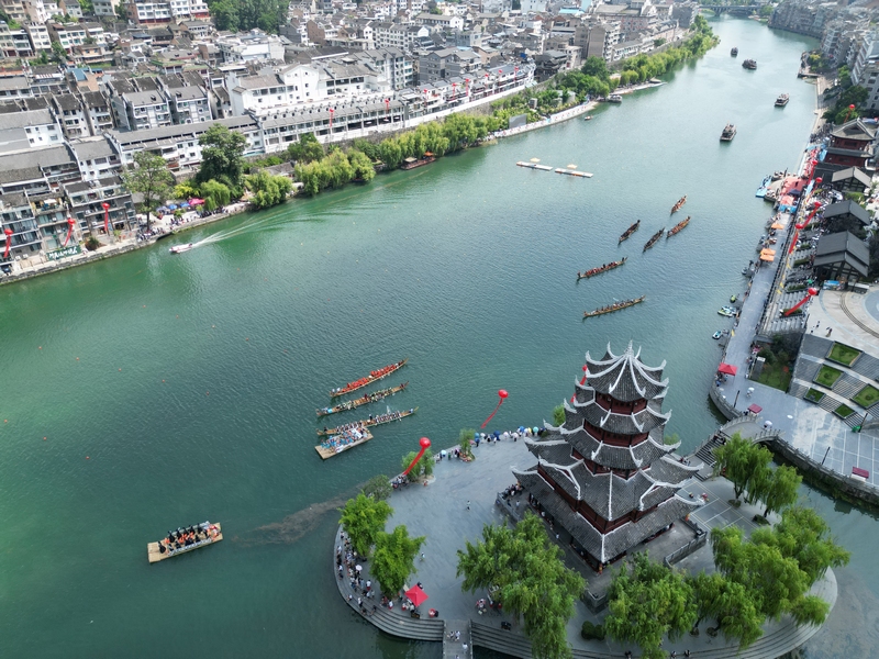 貴州省龍舟冠軍賽在鎮遠開幕。