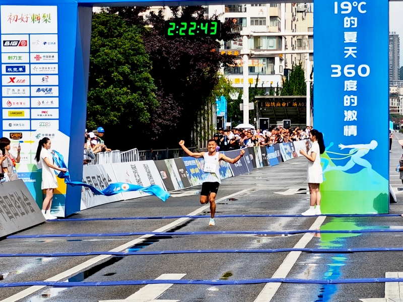全程馬拉松賽事中，中國選手岑萬江率先沖破終點。羅飛燕攝.