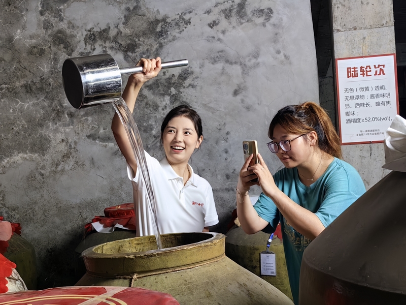 國恒酒業主播正在拍攝短視頻。