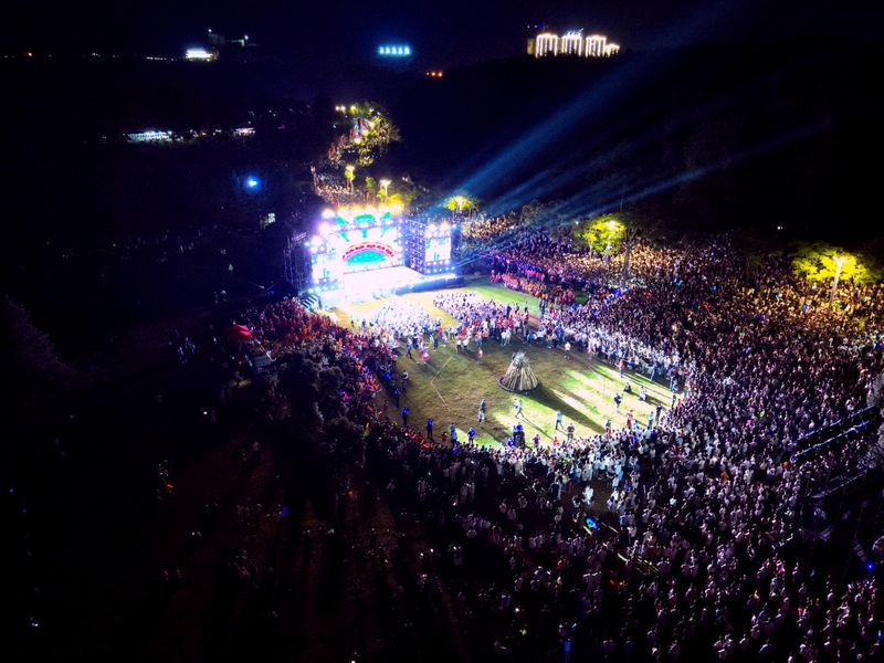 nEO_IMG_2025年七星關區火把狂歡暨避暑旅游季開幕 文藝展演精彩紛呈。饒以忠攝