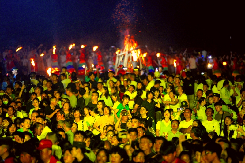 2025年七星關區火把狂歡暨避暑旅游季開幕式現場 市民正在觀看精彩節目。饒以忠攝