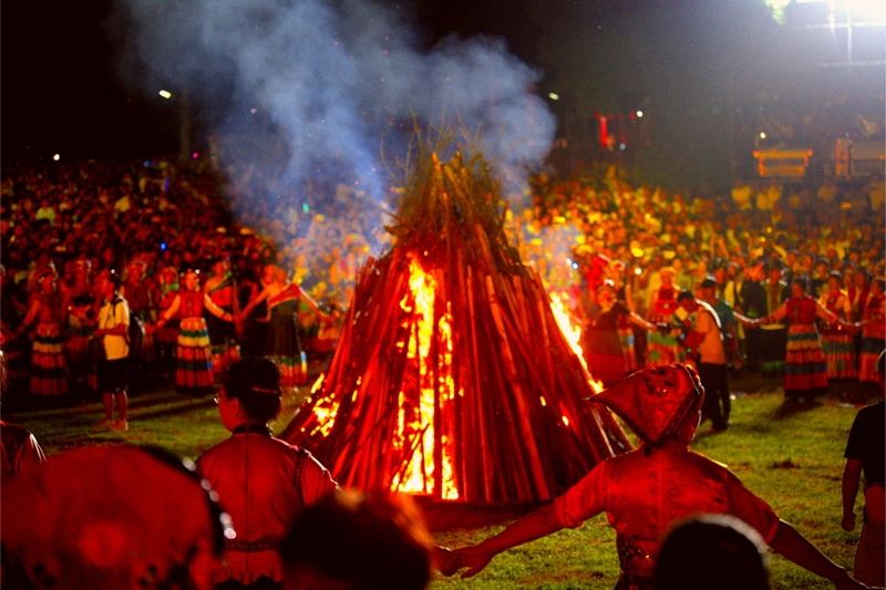 游客圍著火堆跳烏蒙歡歌。文杰攝