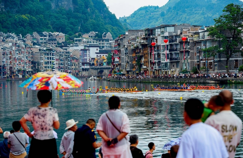 市民和游客在觀看龍舟賽。