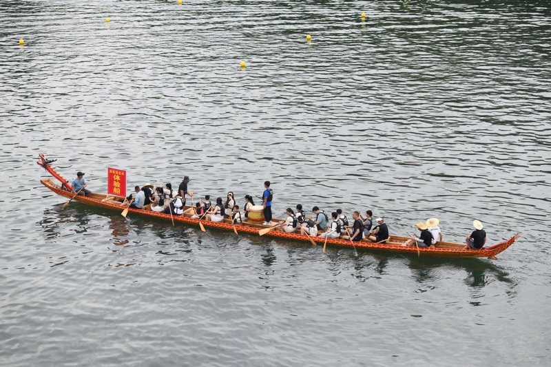 游客體驗劃龍舟。
