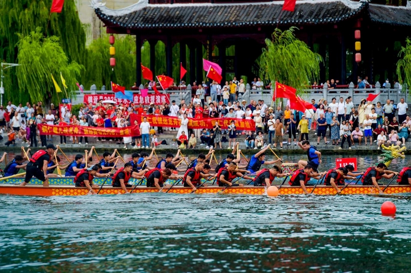 比賽現場，啦啦隊正在為隊員們吶喊加油。