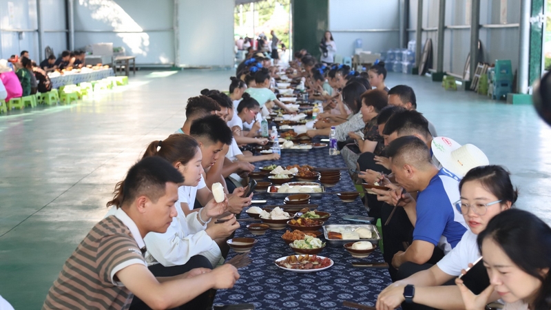 長桌宴。文俊入攝