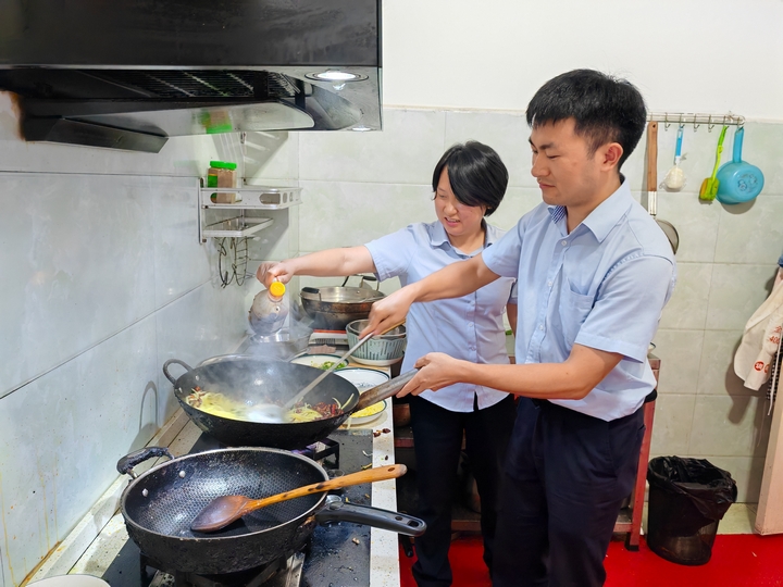 支行員工展示廚藝.jpg