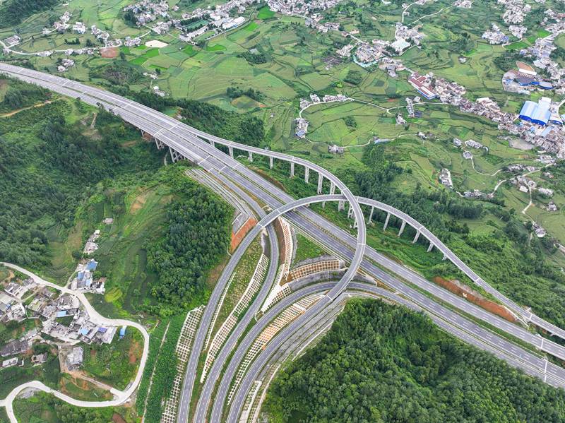 貴州省畢節市金沙縣境內，筑蓉高速公路與杭瑞高速公路穿越田園，壯美如畫，助推帶動沿線鄉村振興。