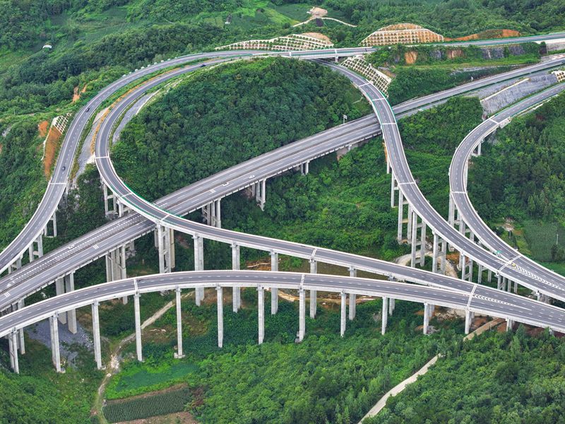 貴州省畢節(jié)市金沙縣境內(nèi),筑蓉高速公路與杭瑞高速公路穿越田園,壯美如畫,助推帶動沿線鄉(xiāng)村振興。