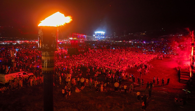 赫章縣彝族火把節現場。