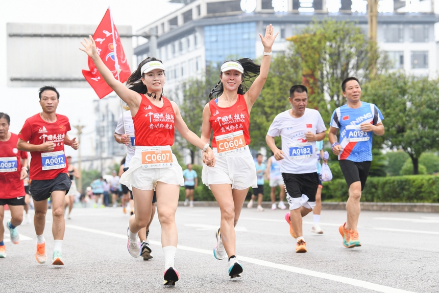 黔東南州第十一屆運(yùn)動會半程馬拉松在黃平舊州古鎮(zhèn)激情開跑。