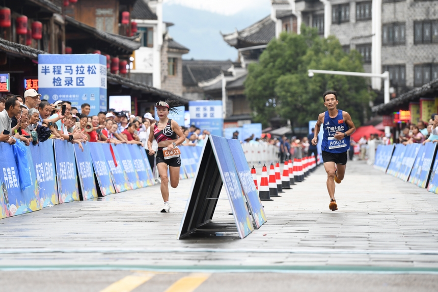 黔東南州第十一屆運動會半程馬拉松在黃平舊州古鎮激情開跑。