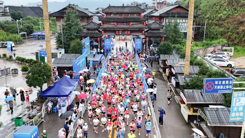 黔東南州第十一屆運動會半程馬拉松在黃平舊州古鎮激情開跑。