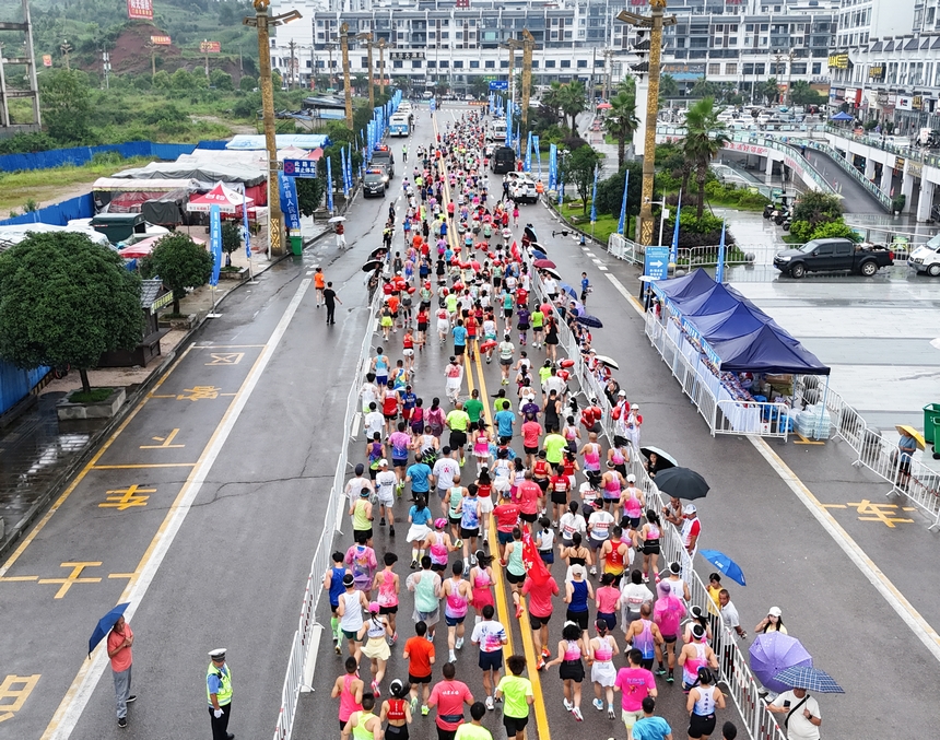 黔東南州第十一屆運動會半程馬拉松在黃平舊州古鎮(zhèn)激情開跑。