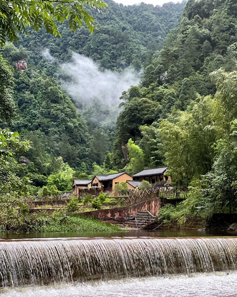云霧繚繞丹霞谷,村居錯落,盡顯靈秀之美。習水縣融媒體中心供圖