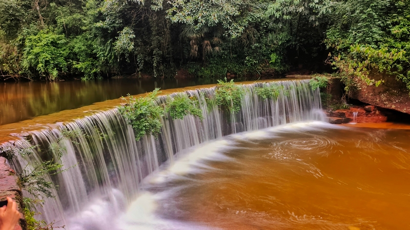 丹霞谷水瀑潺潺,翠綠掩映,繪就天然山水卷。 習水縣融媒體中心供圖