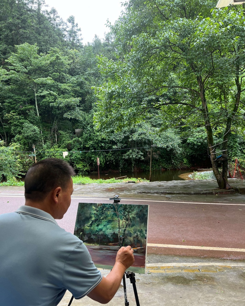 畫者對景進行油畫創作，用色彩捕捉丹霞谷自然生機。習水縣融媒體中心供圖