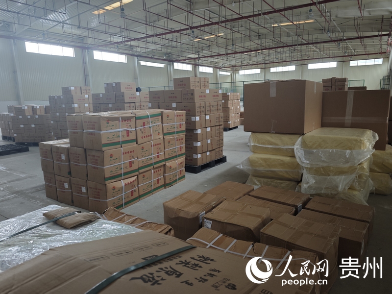 貴陽綜保區首單9810跨境電商出口貨物。人民網 黃小桃攝