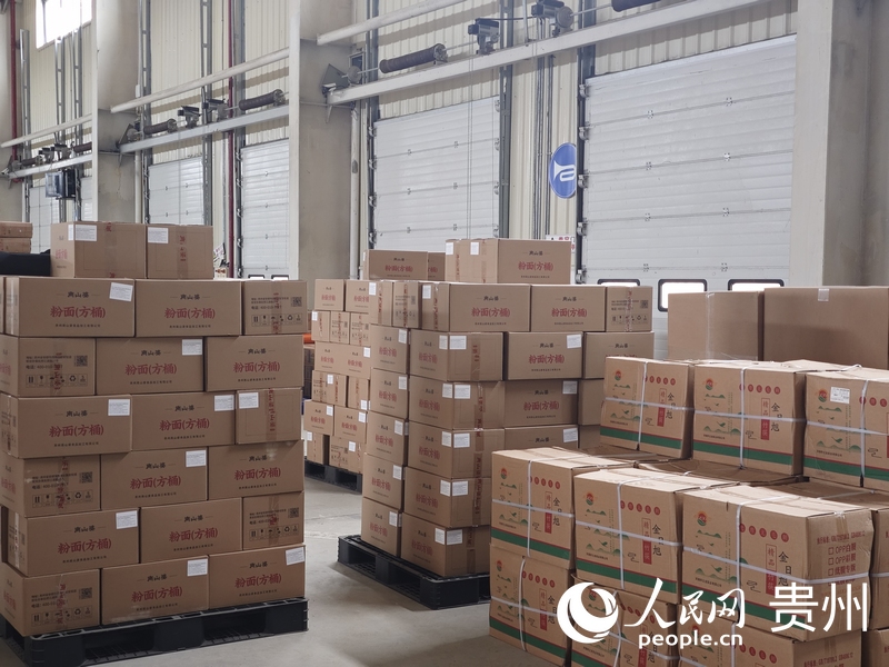 貴陽綜保區首單9810跨境電商出口貨物。人民網 黃小桃攝