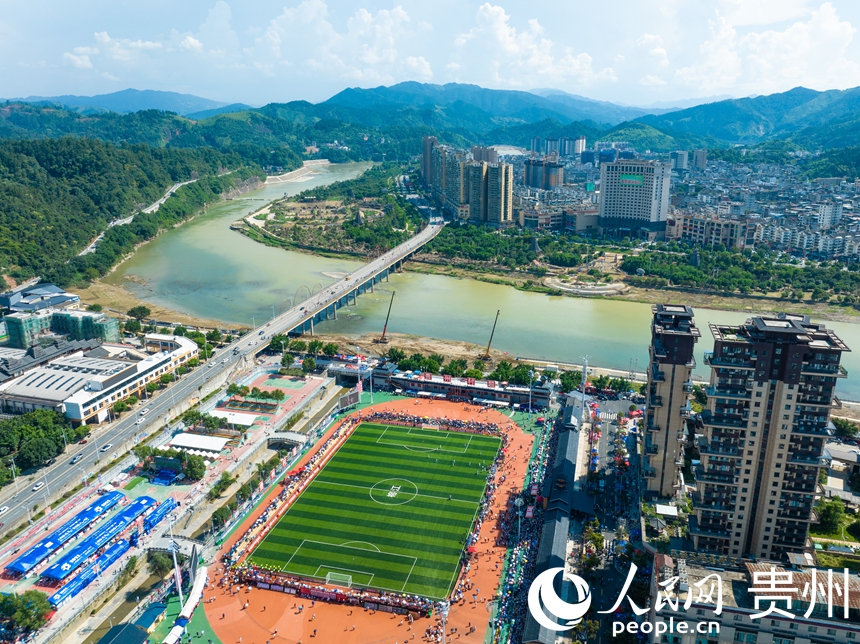 村超球場再披“綠裝”。人民網 陽茜攝