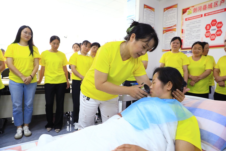 養老護理培訓班學員粟吉花在進行實操演練。