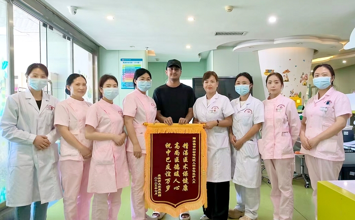 康佳妍父親向清鎮市婦幼保健院兒科醫護人員贈送錦旗。王梟 攝.jpg